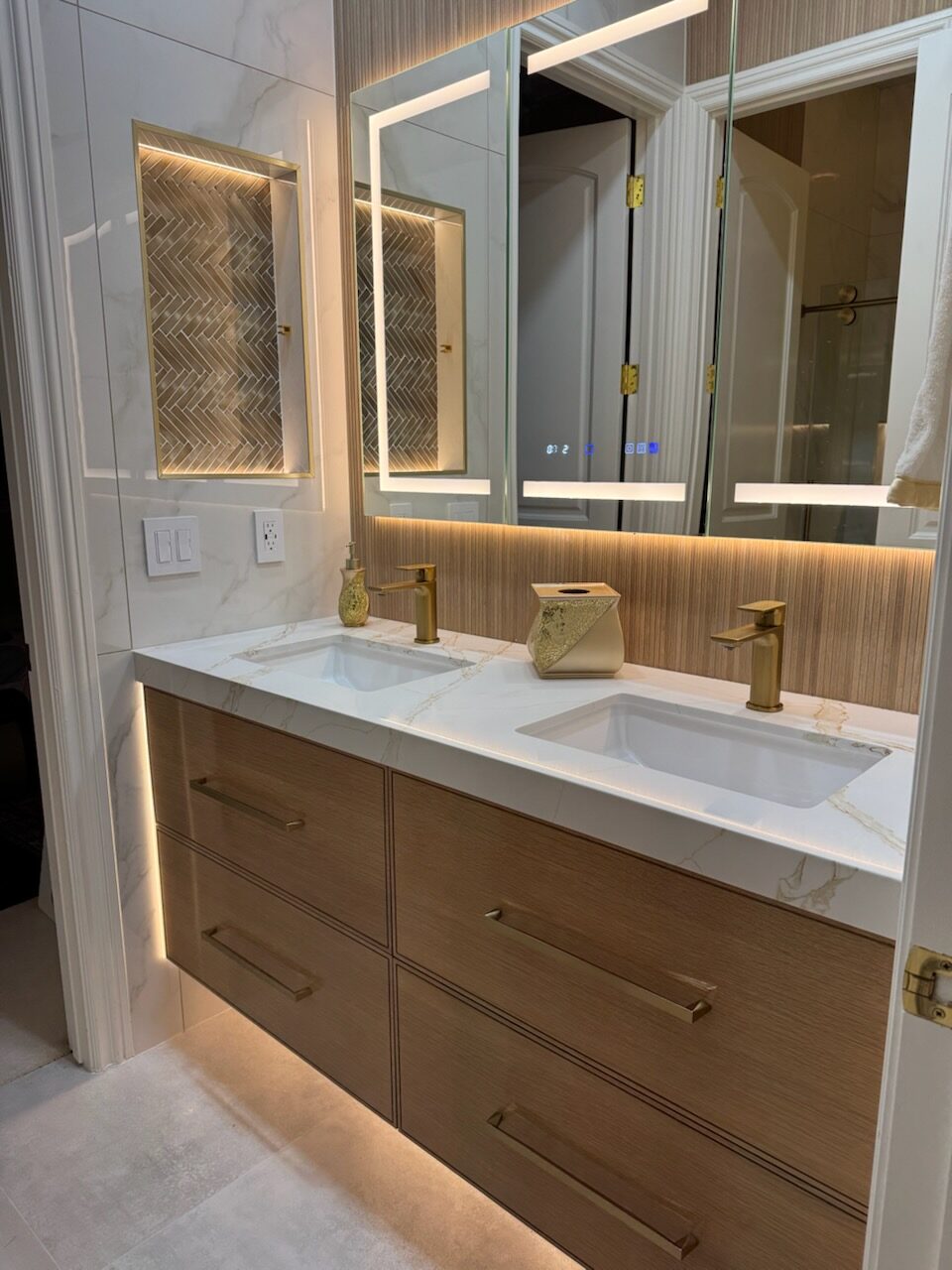 White oak rift bathroom vanity with horizontal graining — DodiHome
