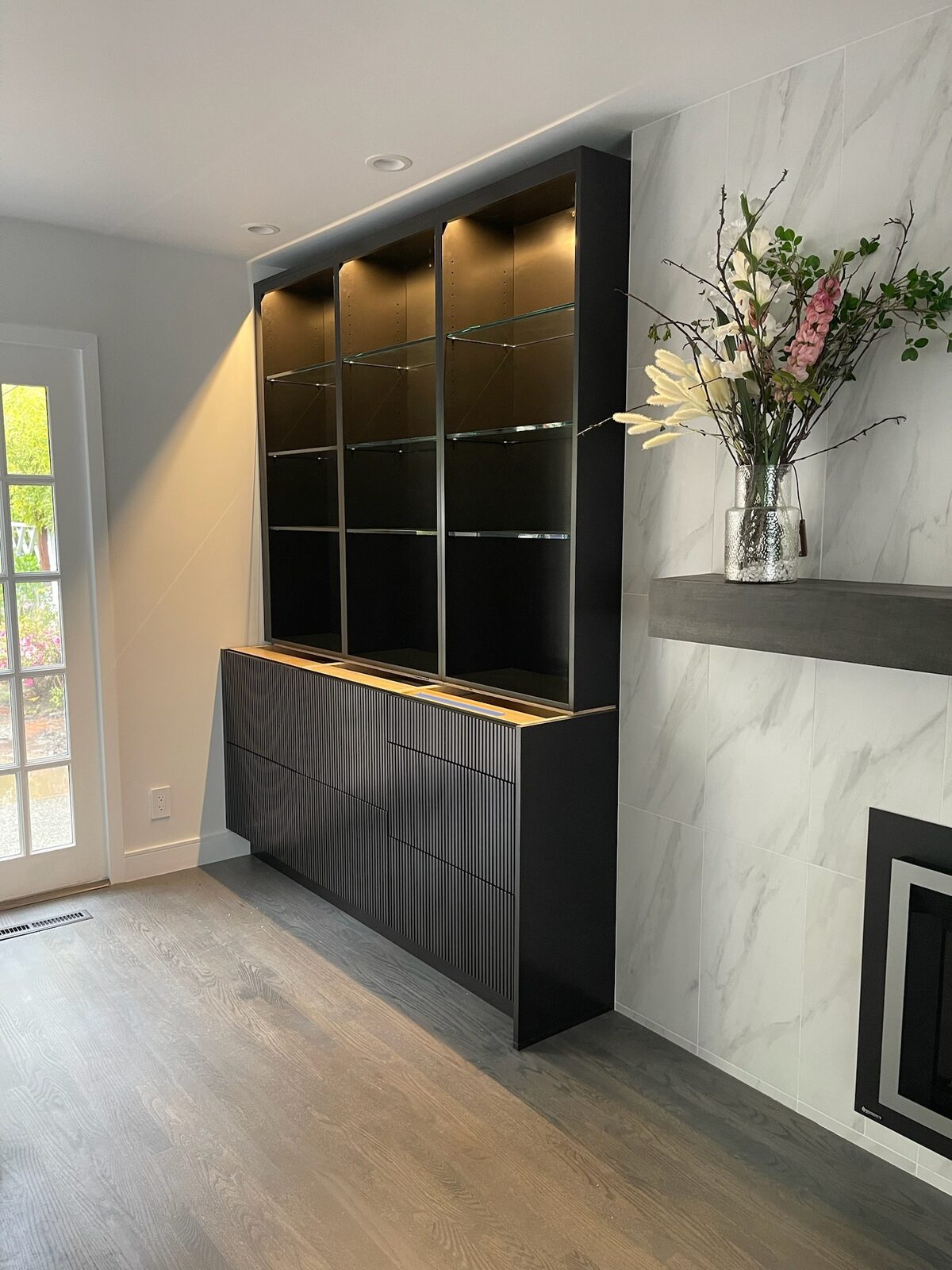 Three-tone kitchen with fluted doors and glass shelves — DodiHome