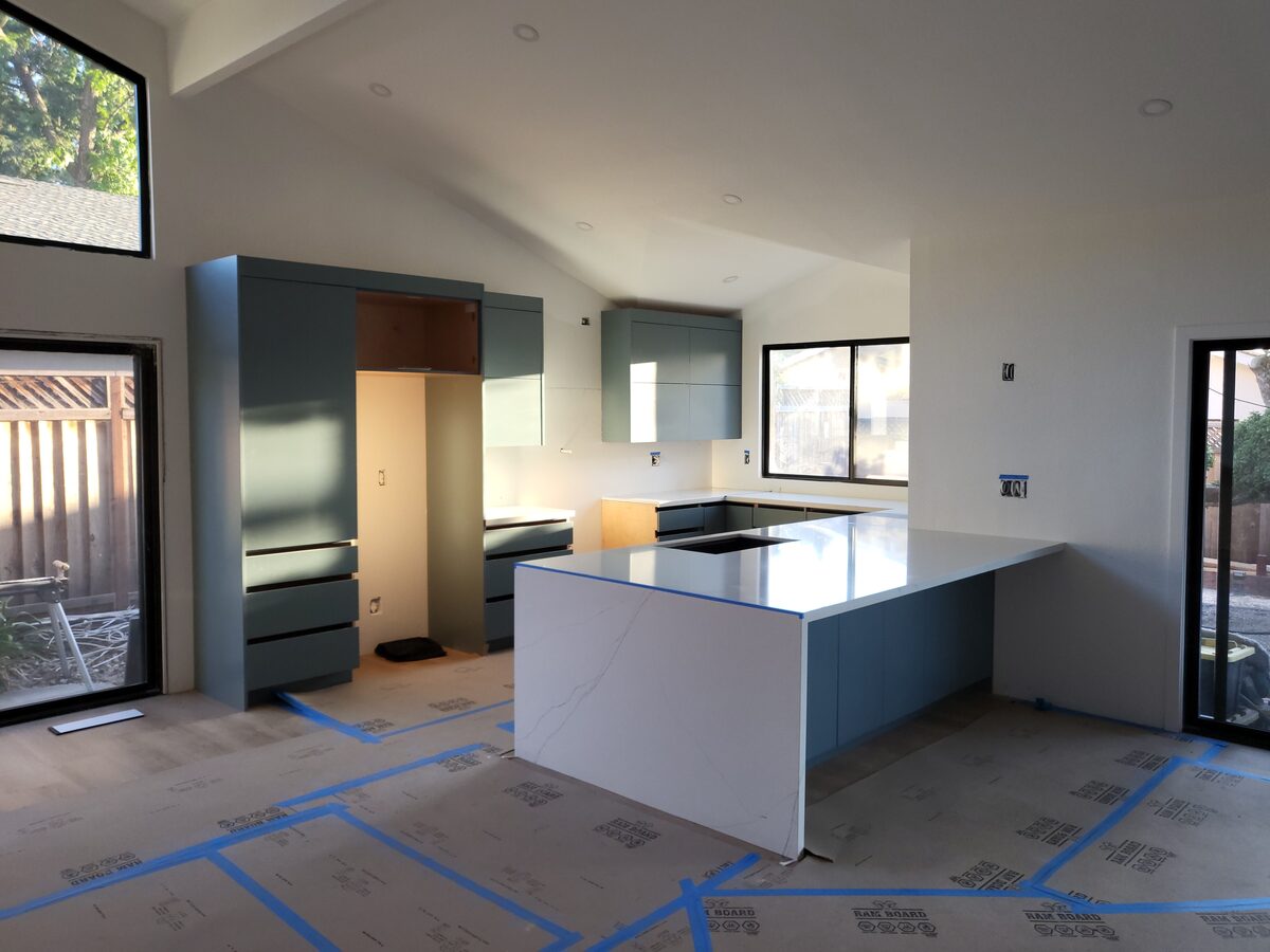 Blue-grey painted flat panel kitchen — DodiHome