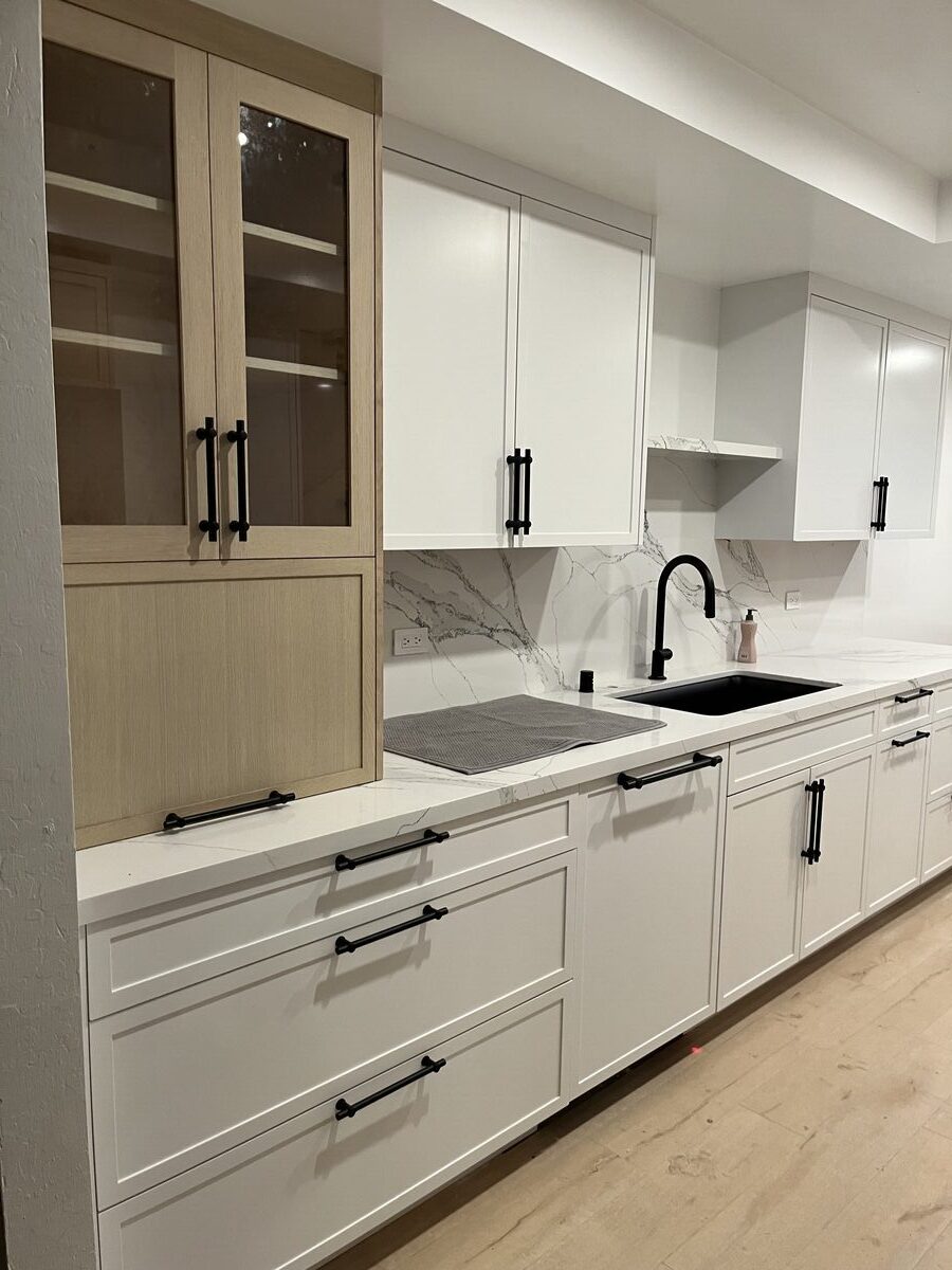 Two-tone kitchen in painted and white oak rift — DodiHome Cupertino